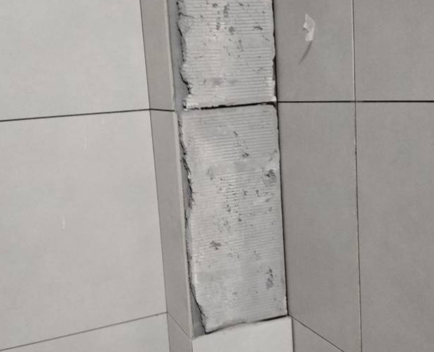 紫云瓷砖空鼓维修公司分享下瓷砖施工前基层浇水润湿程度不足，可能导致以下问题